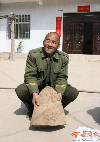 陕西村民自家地挖出汉代铁铧 博物馆欲征集被拒