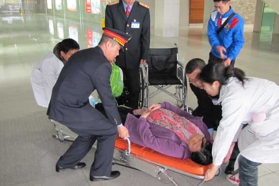 铁路工作人员救助患病旅客。
