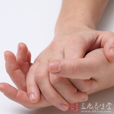 观察自己的双手，如果发现指尖比指节更粗大，可能是患有较严重的肺部疾病