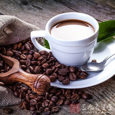 咖啡里的咖啡因有升高雌激素的作用，大大的增加乳腺炎患者患乳腺癌和子宫内膜癌等病症的危险